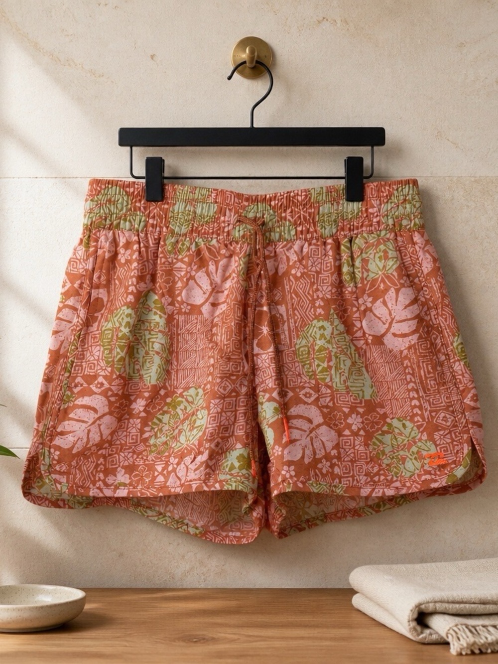 Billabong Patterned Board Shorts
Women’s size small  Hawaiian print 
Beach, Pool